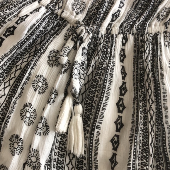 Off-the-shoulder shorts romper - Picture 2 of 3